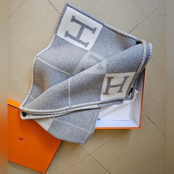 Hermes Avalon III Throw Blanket - Picture 4 of 6